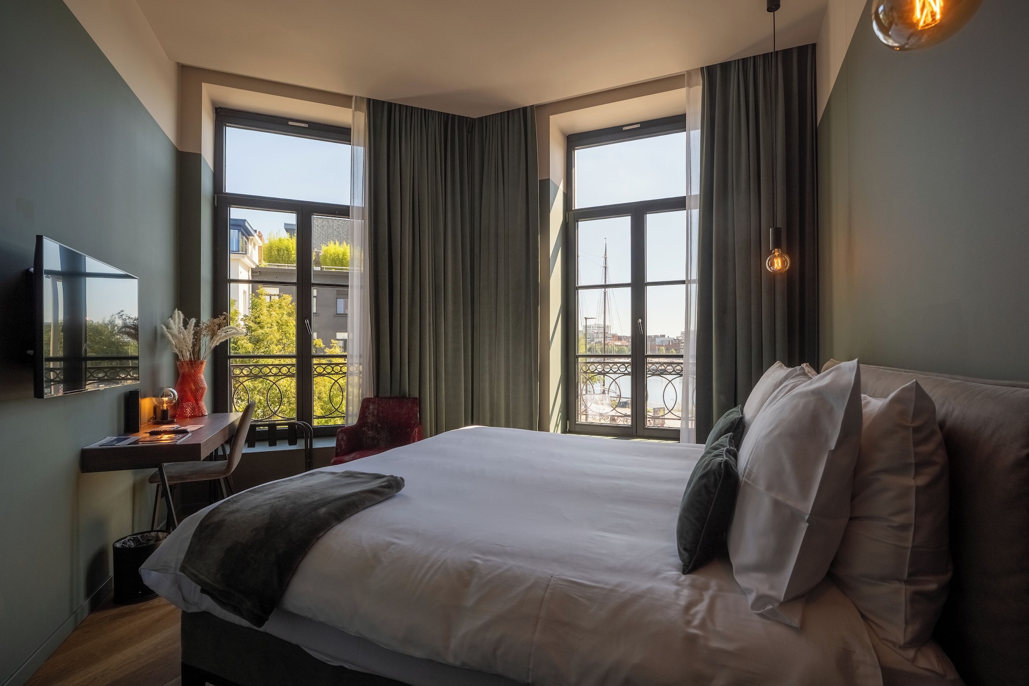 CHARMING, COMFORT, DOUBLE BED