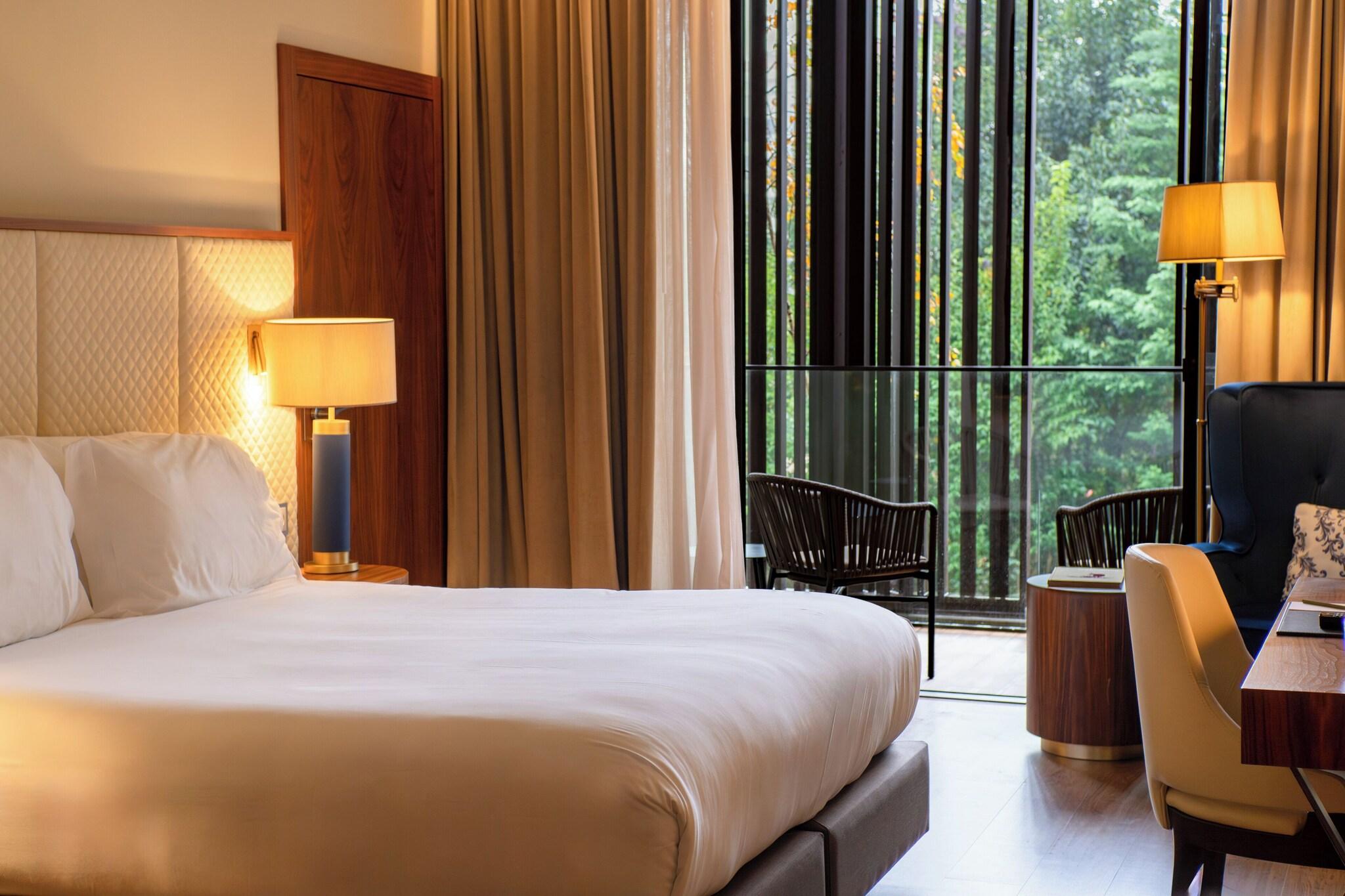 Deluxe, Double Bed, Boeira Garden Hotel Porto Gaia, Curio Collection by Hilton 2/4