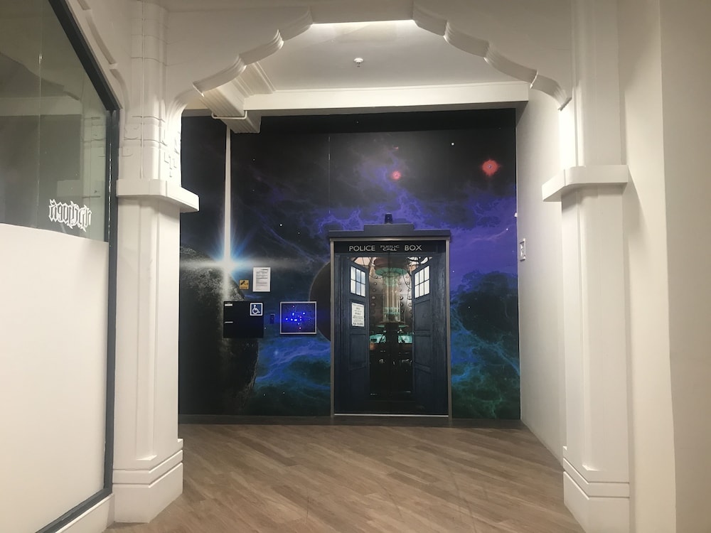 Aura Hotel 4/36
