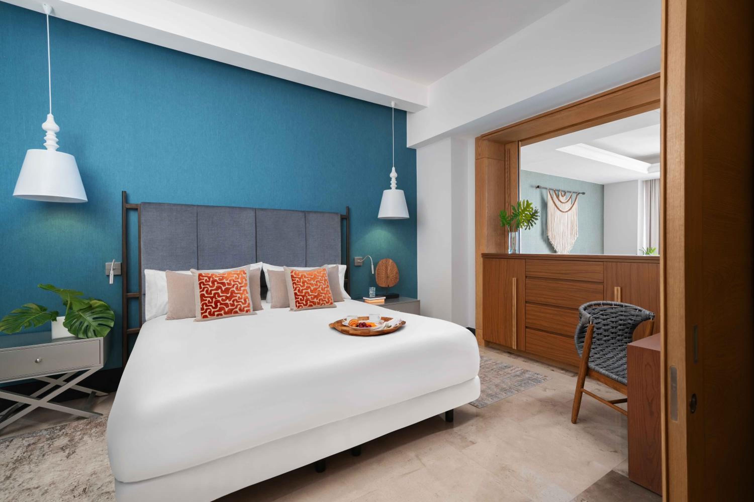 SUITE, KING BED