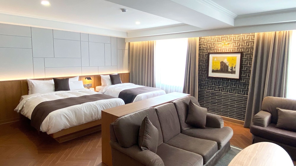 Imperial, Mountain, Suite, 1 Queen and 1 Single Bed