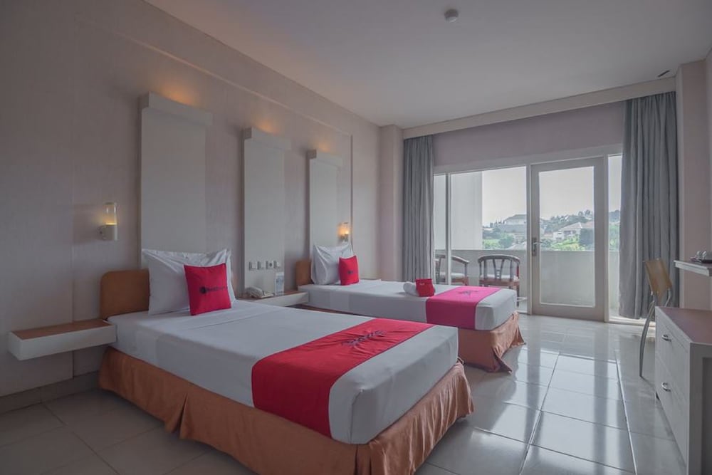 RedDoorz Plus near Kampung Gajah 3 15/39