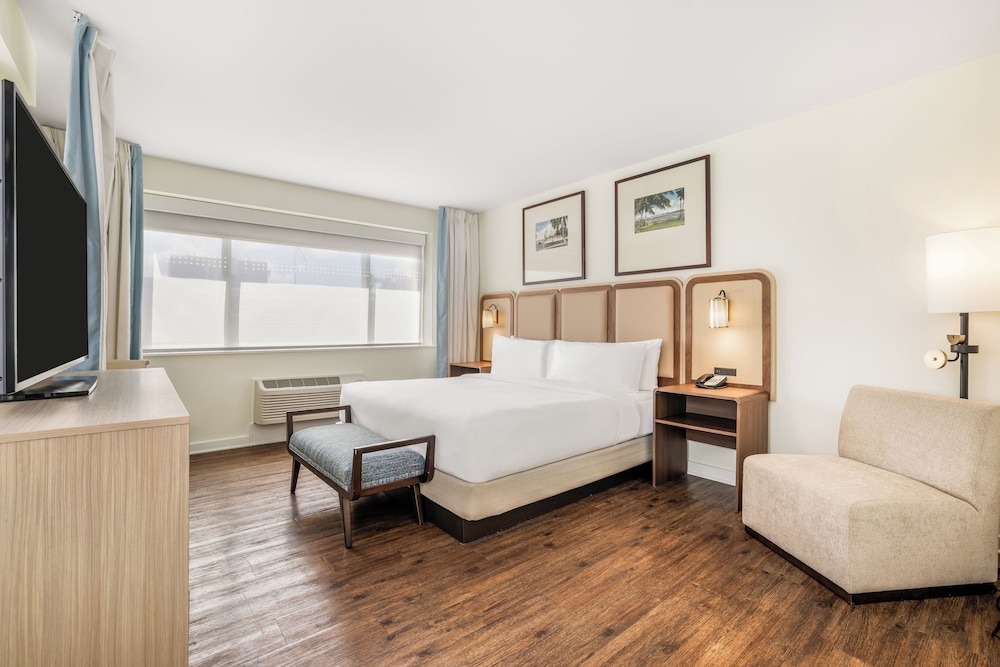 ROOM, KING BED, CORNER