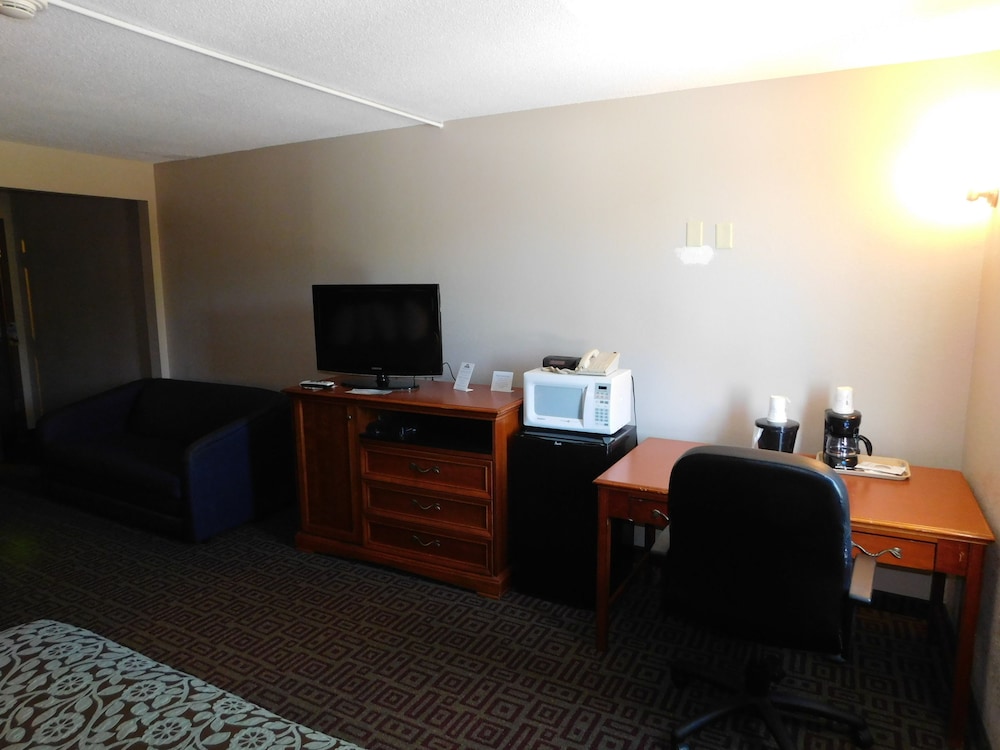 Days Inn by Wyndham West Branch Iowa City Area 34/42