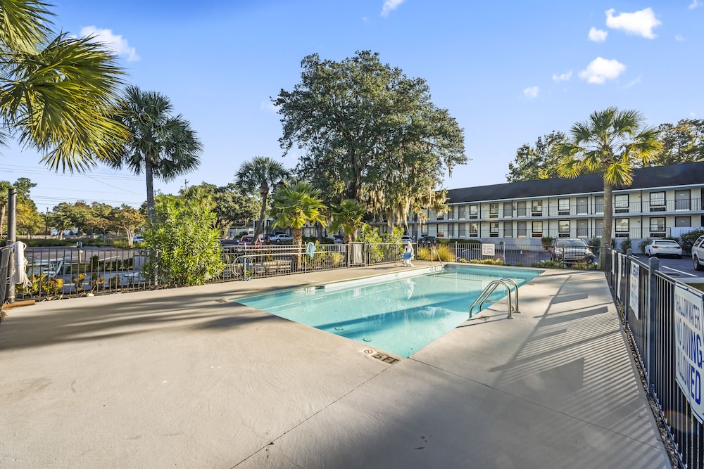 Charleston Creekside Inn 11/30