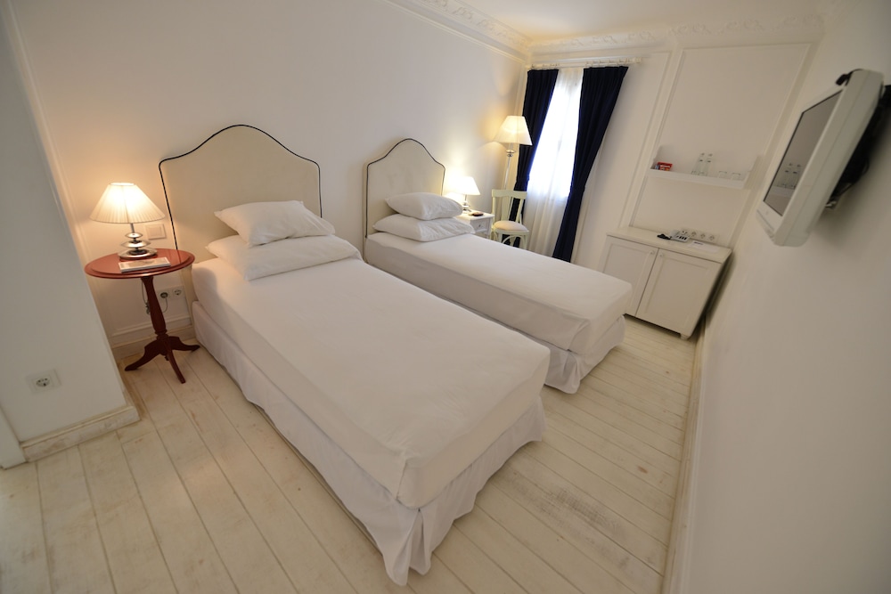 Vintage Hotel 16/50