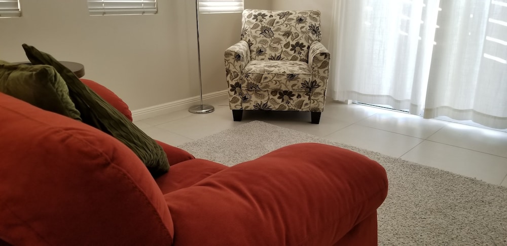 New Kingston Guest Apartment At Eight 15/26