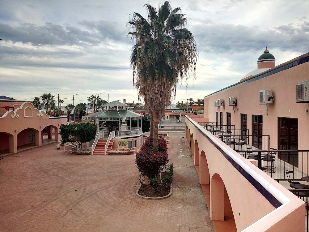 Los Jitos Hotel & Suites 52/56