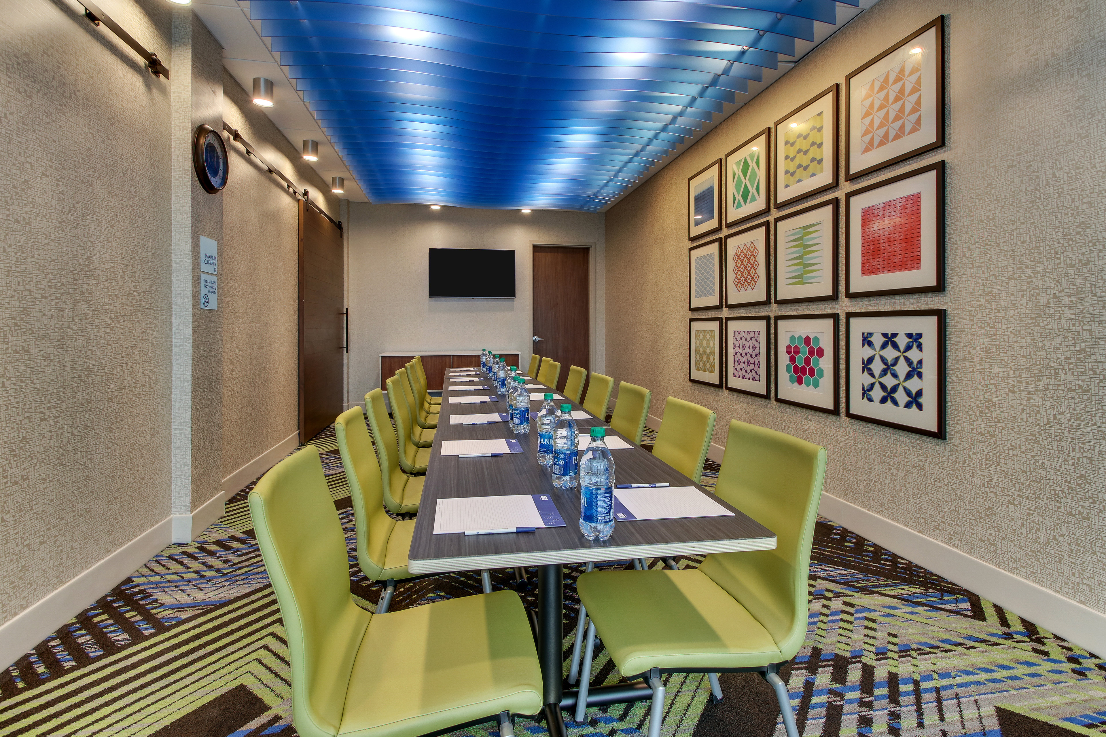Holiday Inn Express & Suites Nashville Metrocenter Downtown 60/64