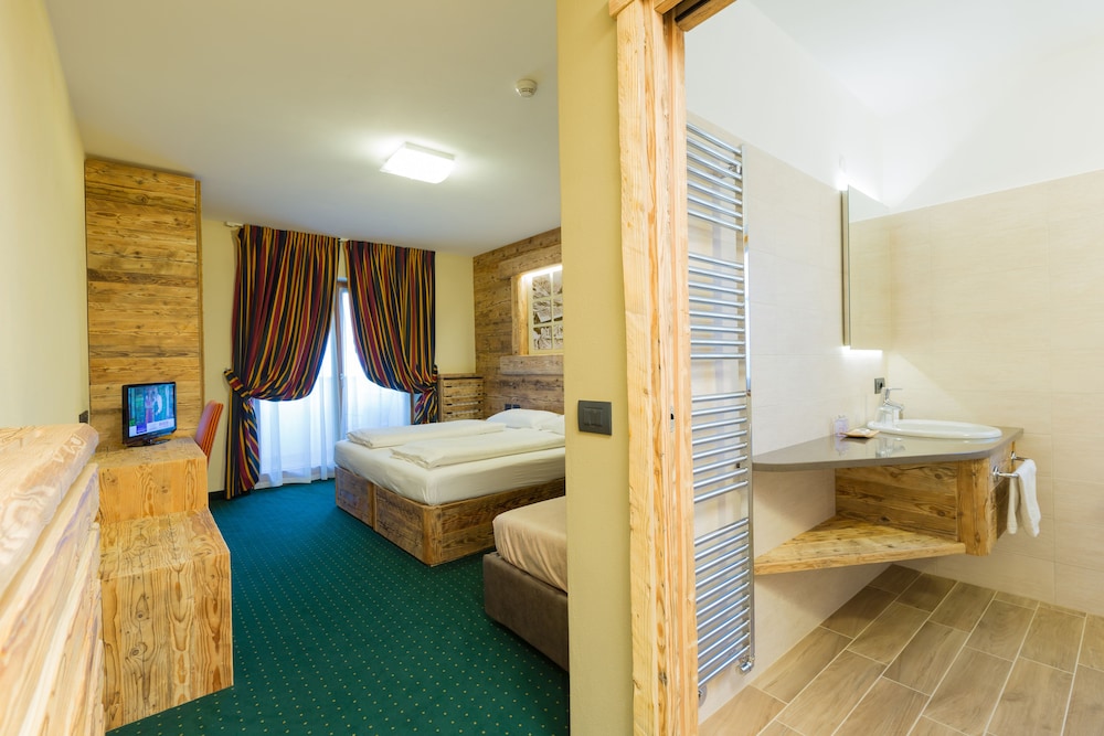 Hotel Touring 19/77