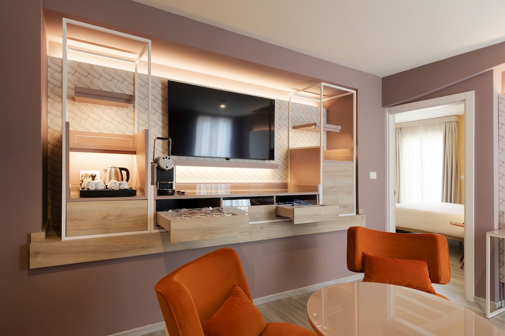 Adesso Hotel 50/50