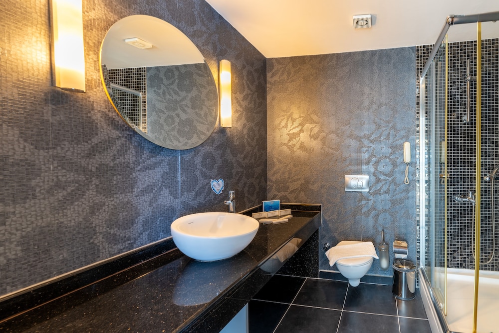 جناح بسرير كينج وسرير مزدوج وسريرين منفصلين بإطلالة على البحر بجاكوزي، Orange County Alanya 5/10