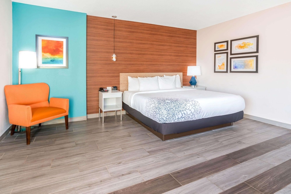 La Quinta Inn & Suites by Wyndham Oklahoma City Airport 9/50