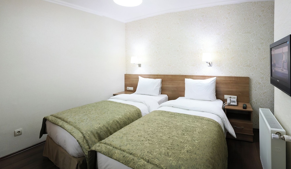 1 BEDROOM, FAMILY SUITE, CITY VIEW, KITCHENETTE
