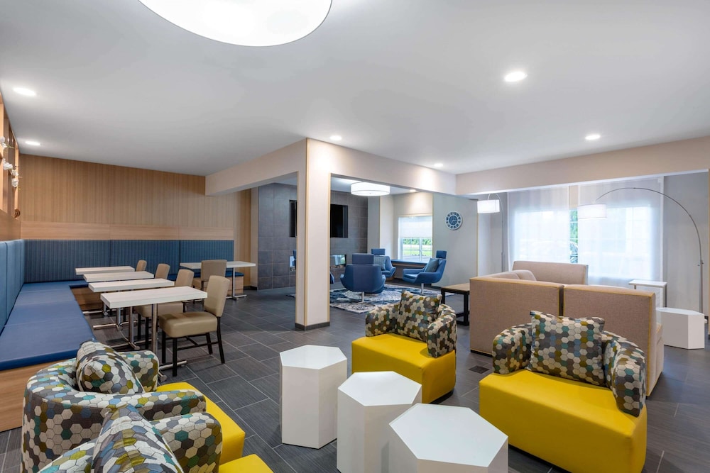 Microtel Inn & Suites by Wyndham Amsterdam 41/61