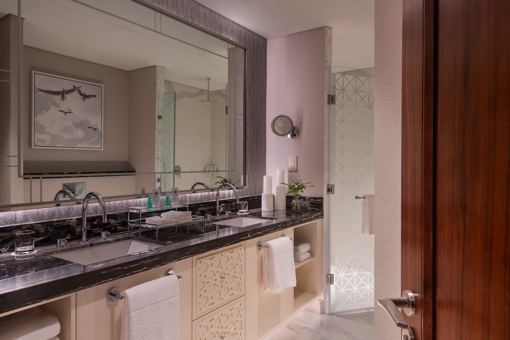 1 Bedroom, Pool Side, Patio، The St. Regis Marsa Arabia Island, The Pearl Qatar 4/6