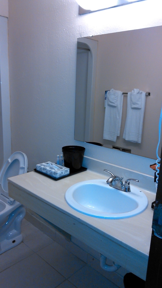 Days Inn & Suites by Wyndham Lake Okeechobee 49/50