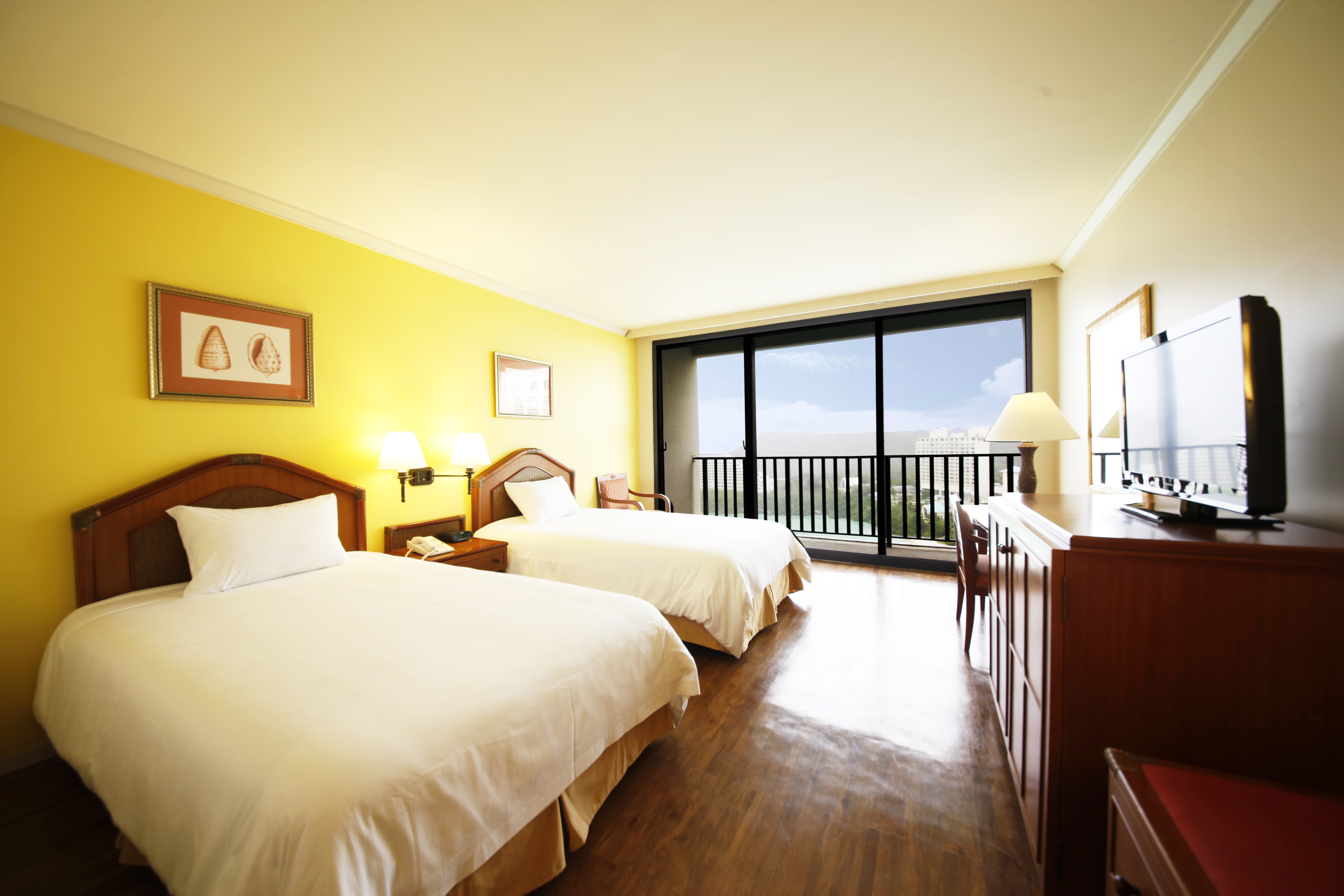 Beach, Twin Beds, City View