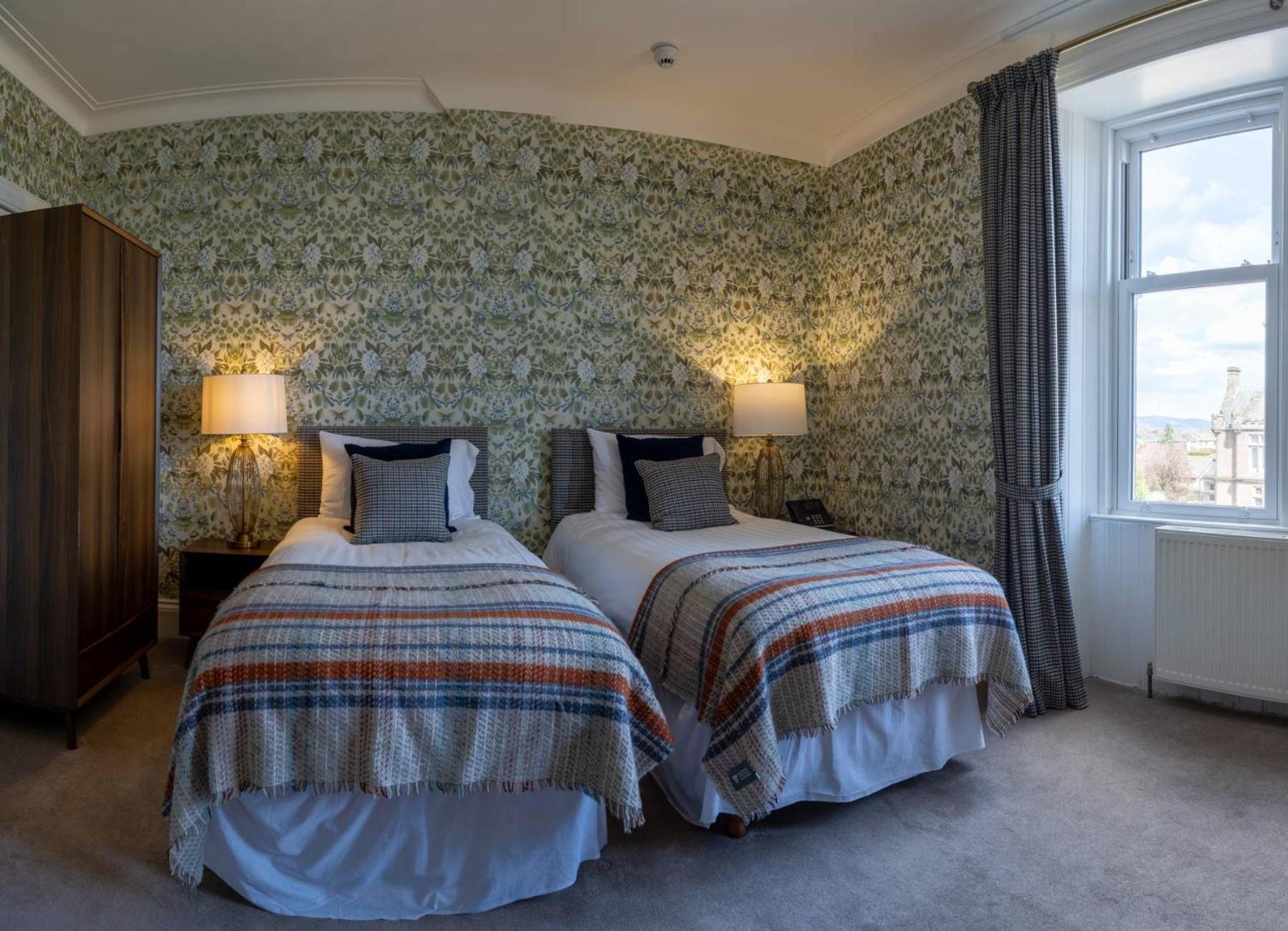 Glenesk Hotel 6/50