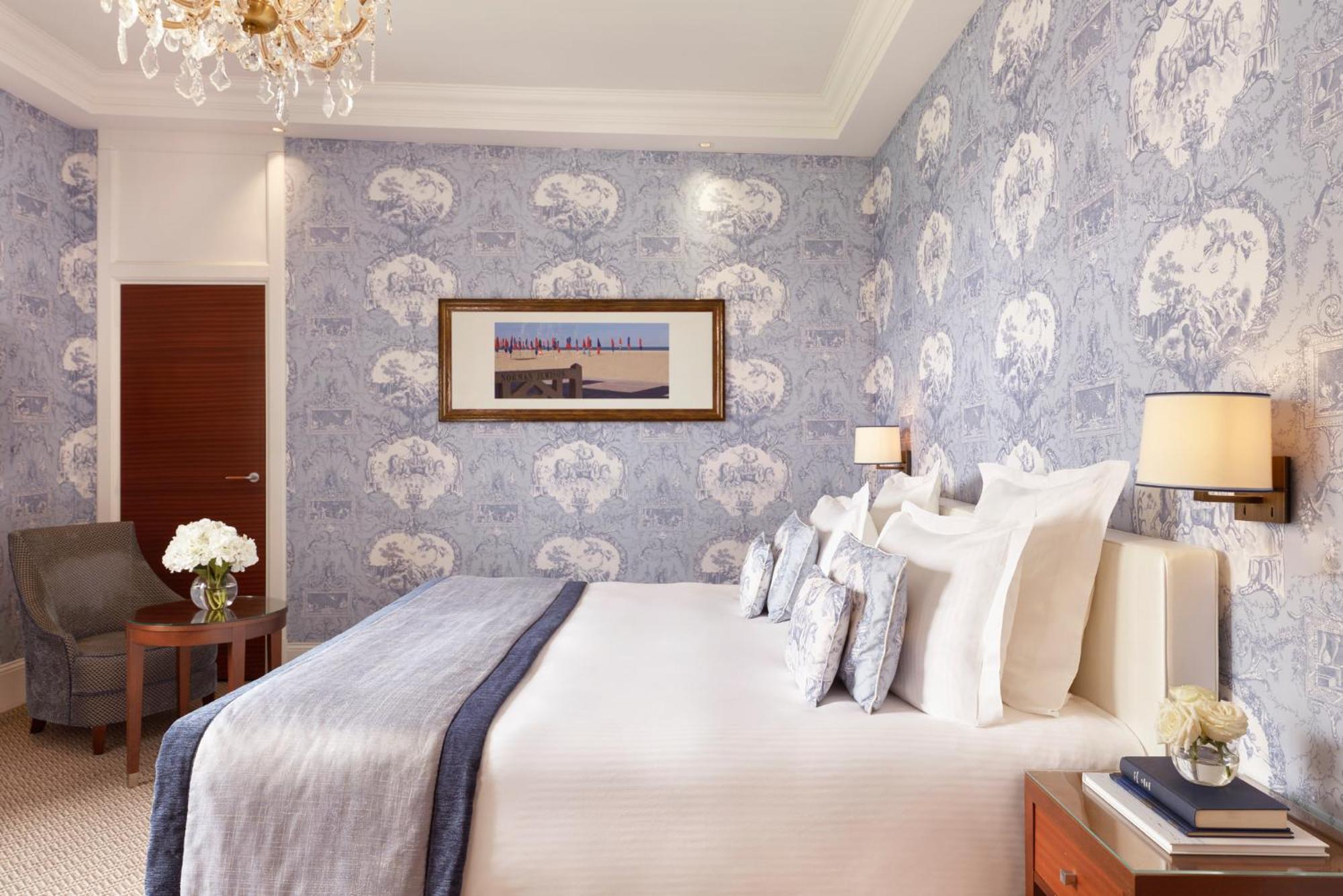 Deluxe, 1 Queen and 1 Single Bed