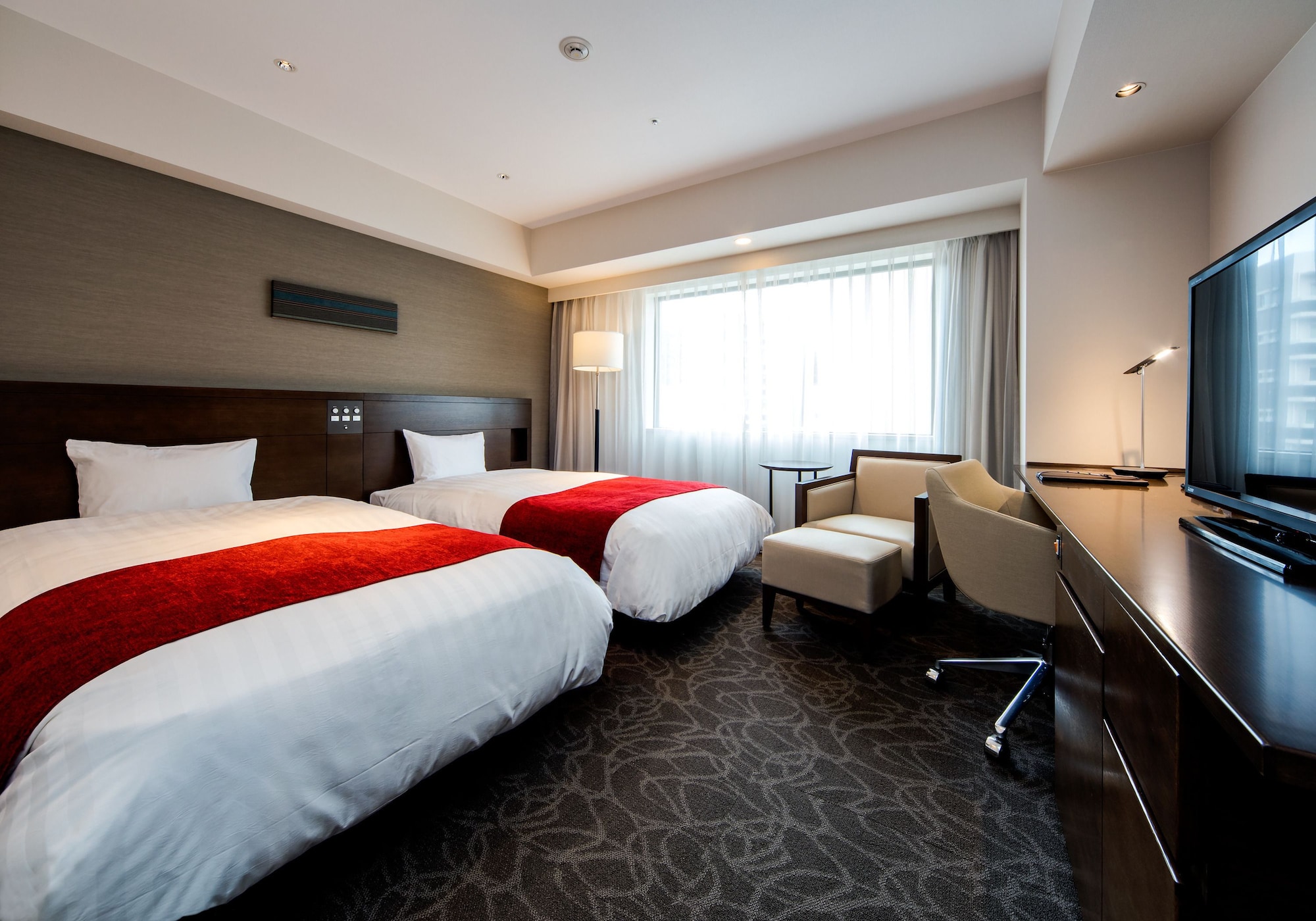 Twin Beds, Main Building