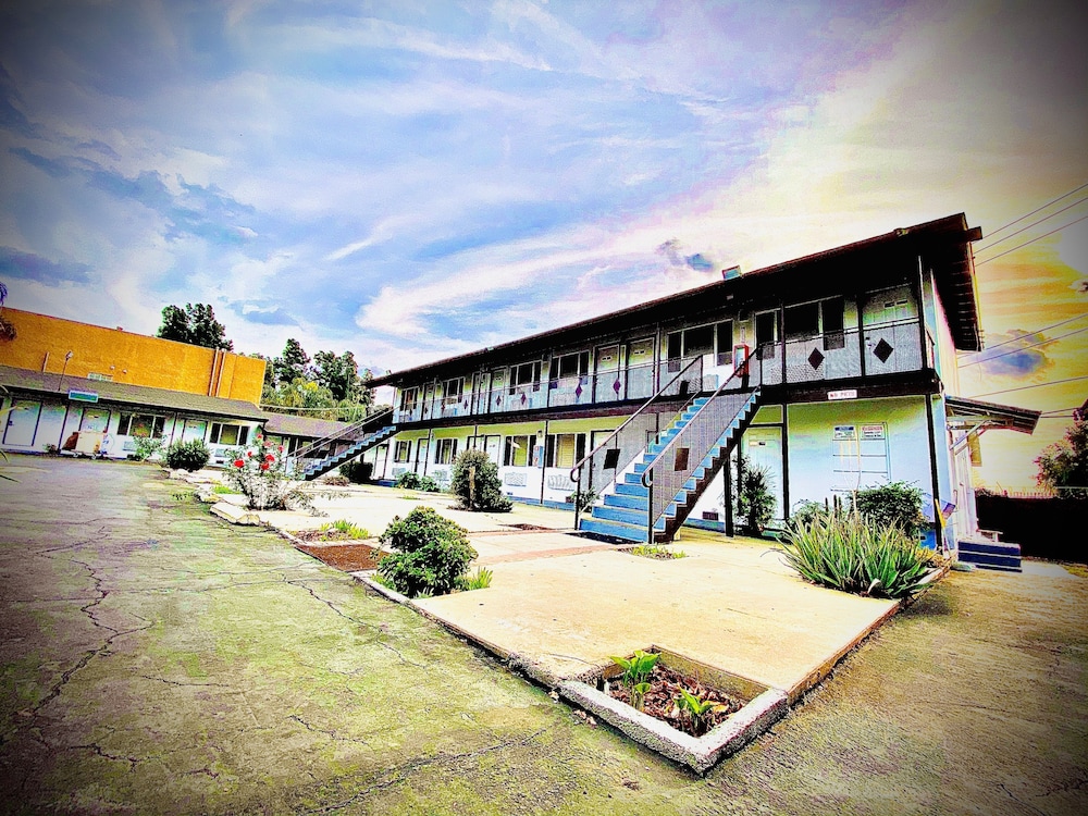 Casa Blanca Inn & Suites 55/67