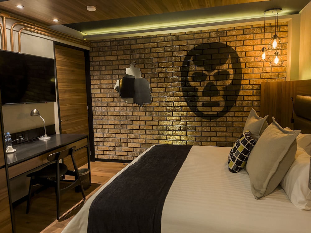 Cadillac Hotel Boutique 35/50