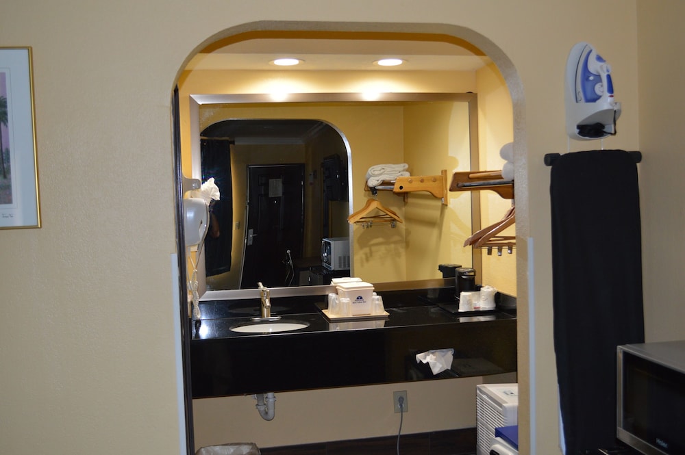 Americas Best Value Inn Ft. Myers photo2