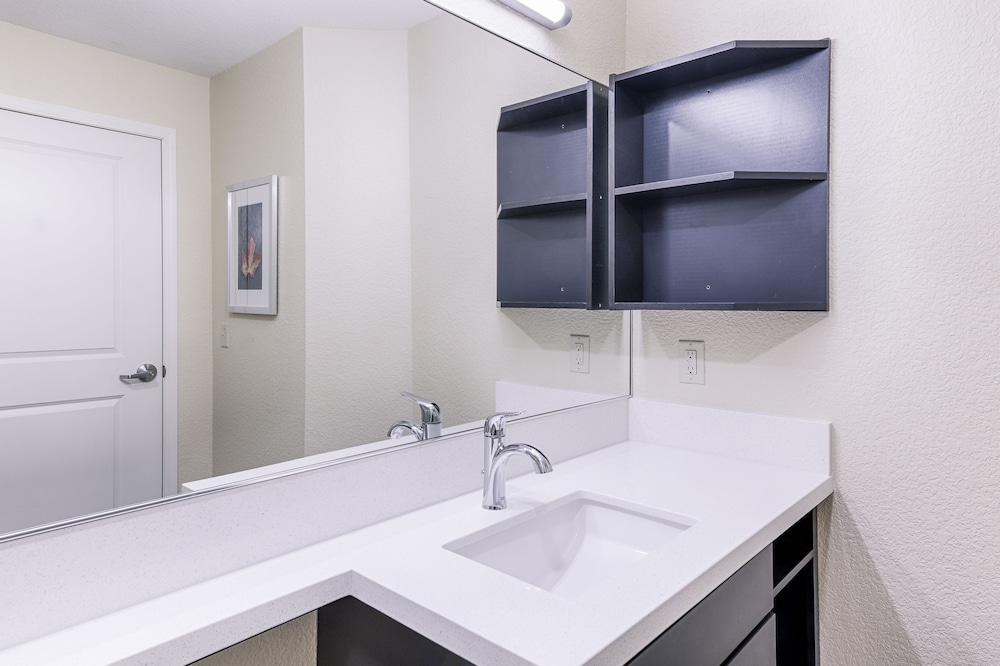 CANDLEWOOD SUITES LAKEVILLE I-35 14/32