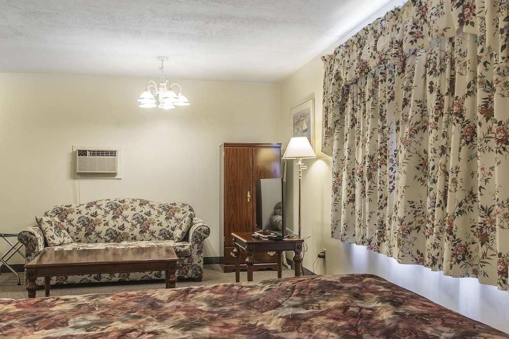 Econo Lodge Inn Suites Saint John 24/38