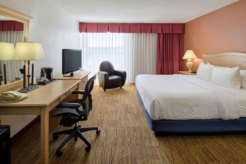 Wyndham El Paso Airport Hotel and Water Park 32/39
