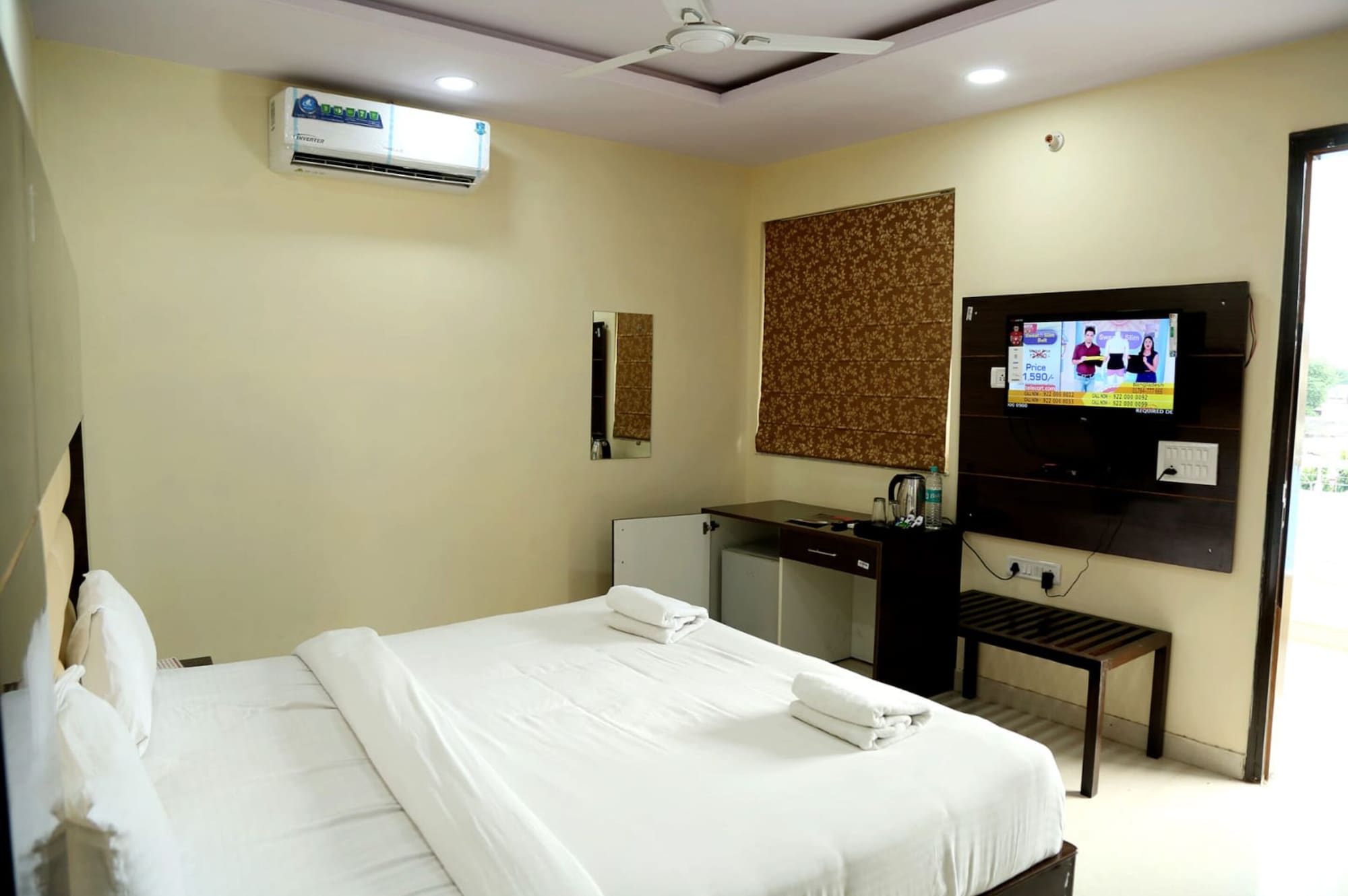DELUXE, DOUBLE BED