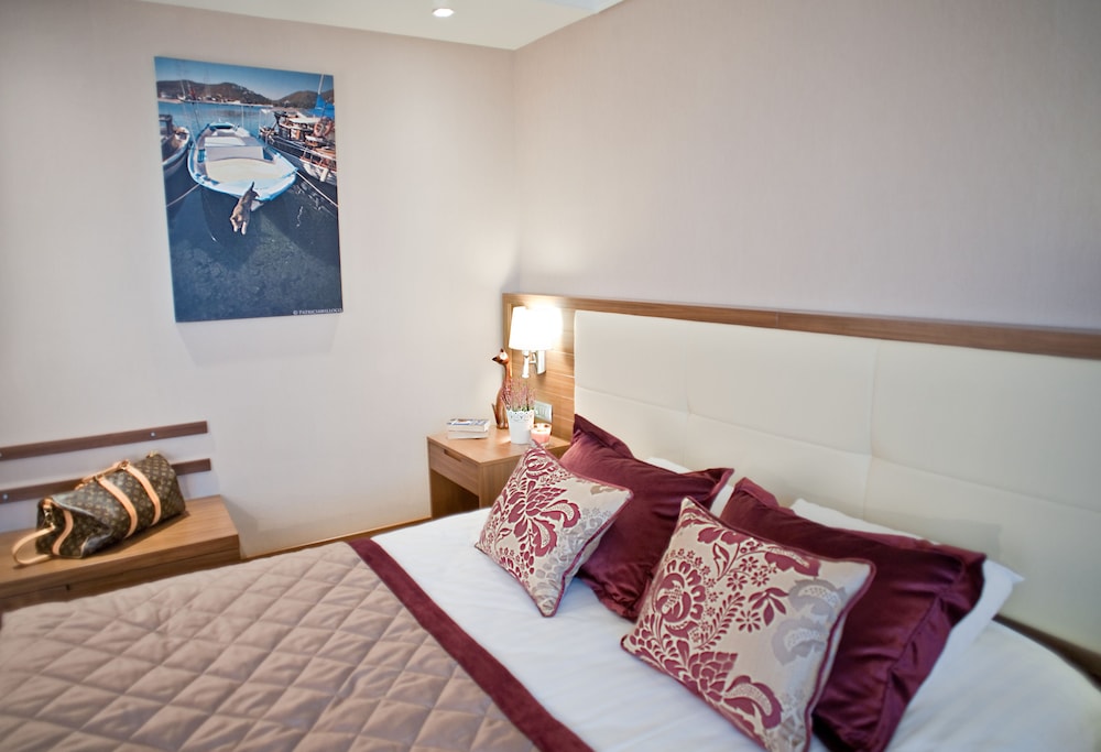1 BEDROOM, EXECUTIVE, APARTMENT