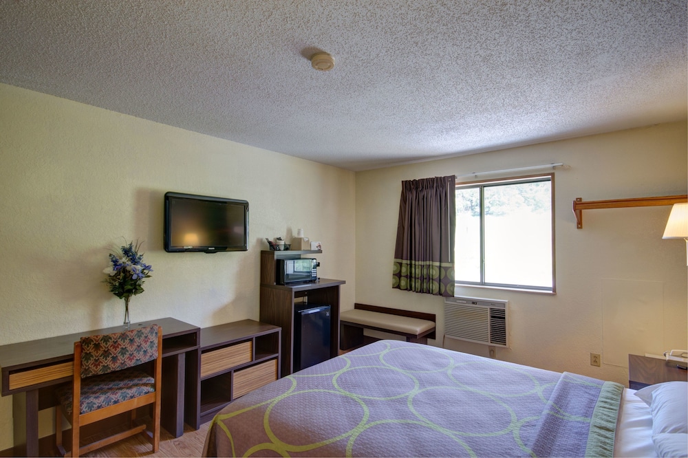 Super 8 by Wyndham Zanesville. 8/40