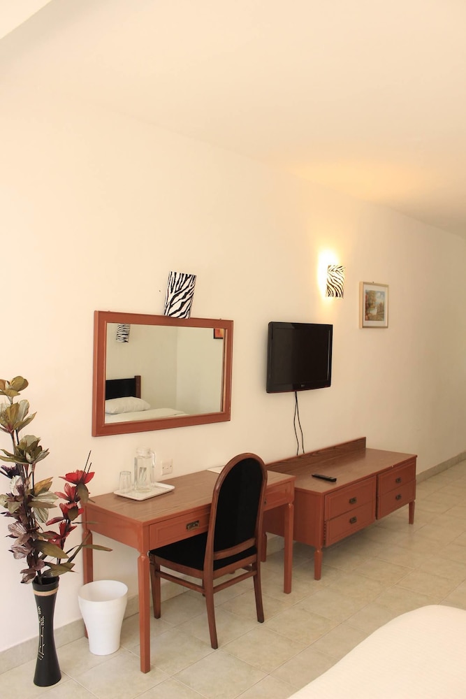 Sai Rock Beach Hotel & Spa 10/19