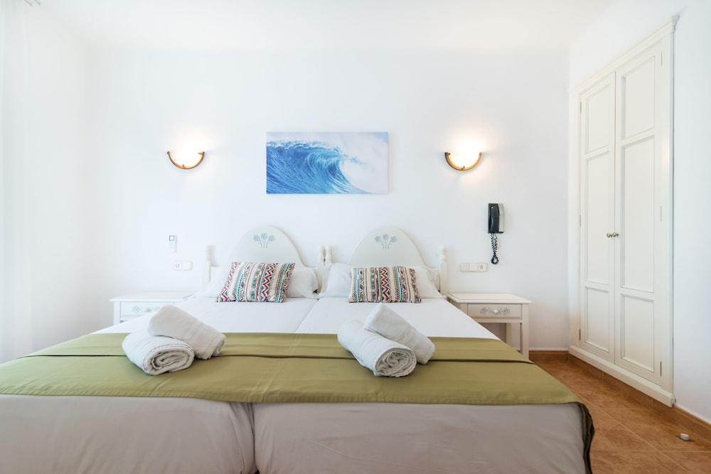 ROOM, DOUBLE OR TWIN BED, BALCONY, ANNEX