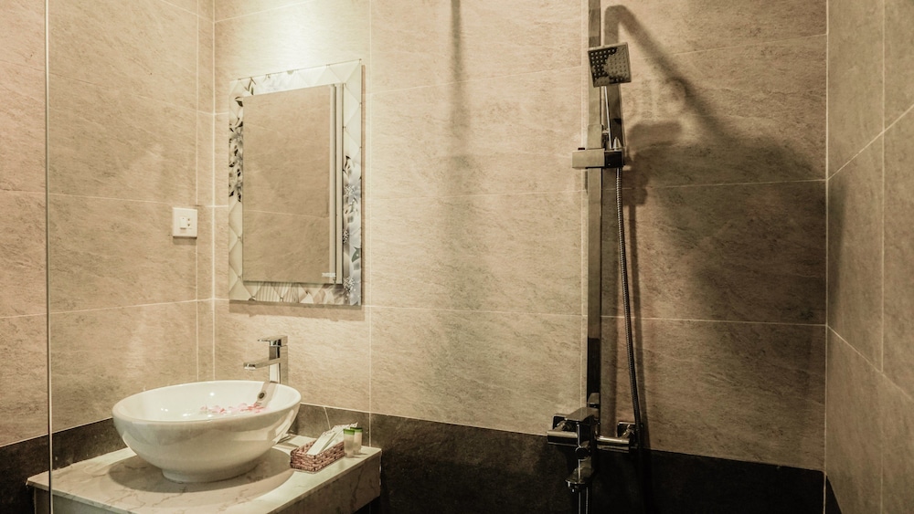 Quang Vinh Hotel 50/52