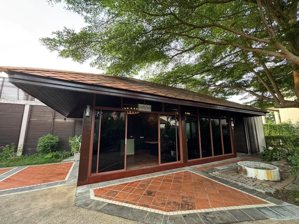 Blue Bay Resort 4/88
