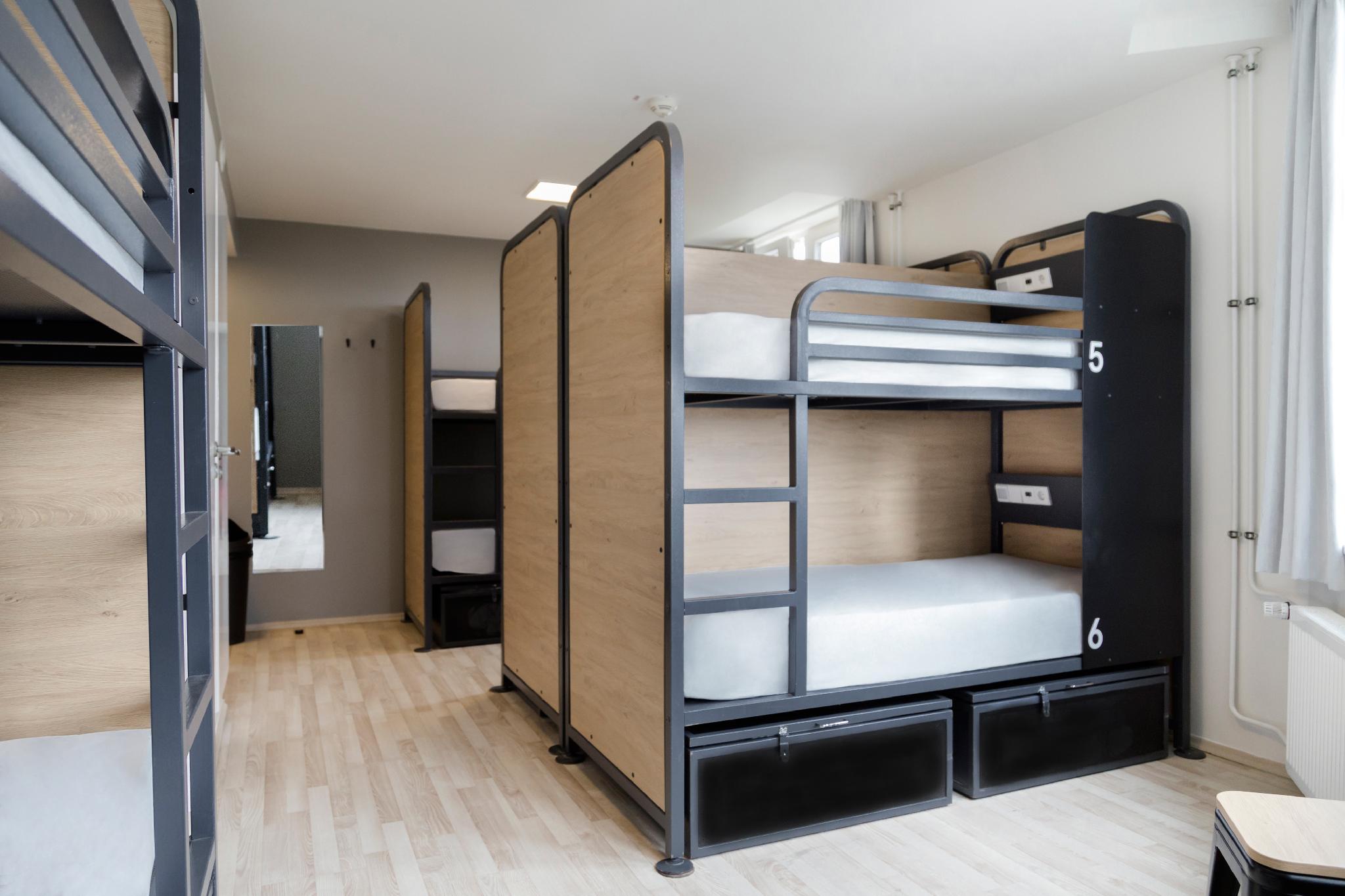 MIXED DORM, 8 BEDS