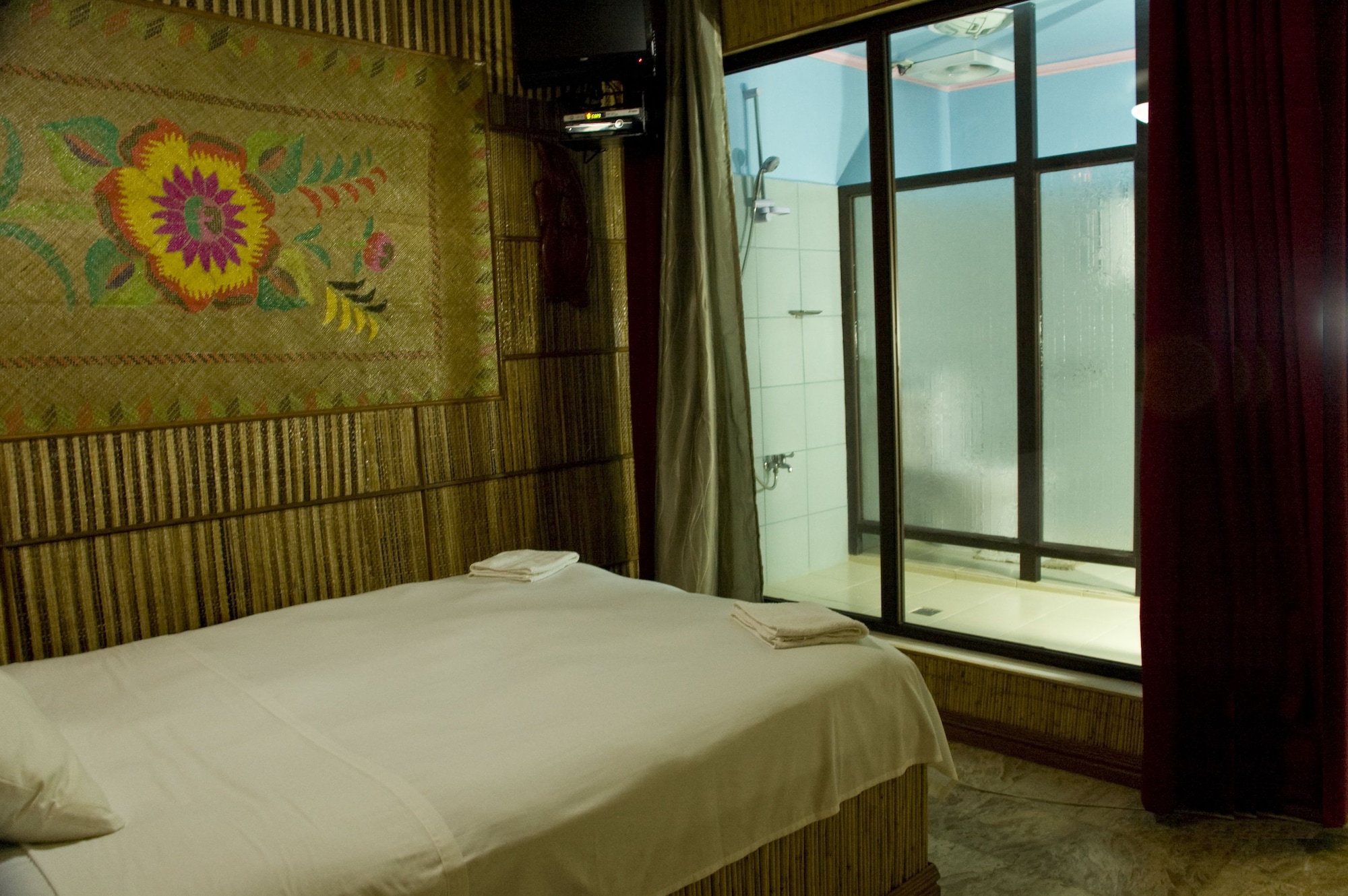 ROOM, QUEEN BED, POOL SIDE