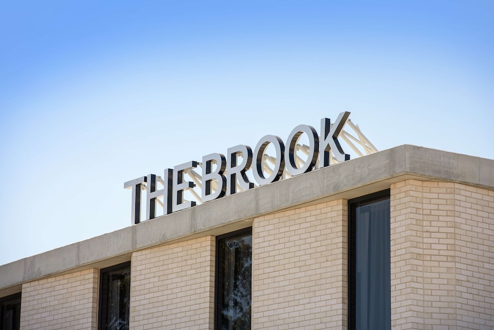 Brook Hotel 3/50