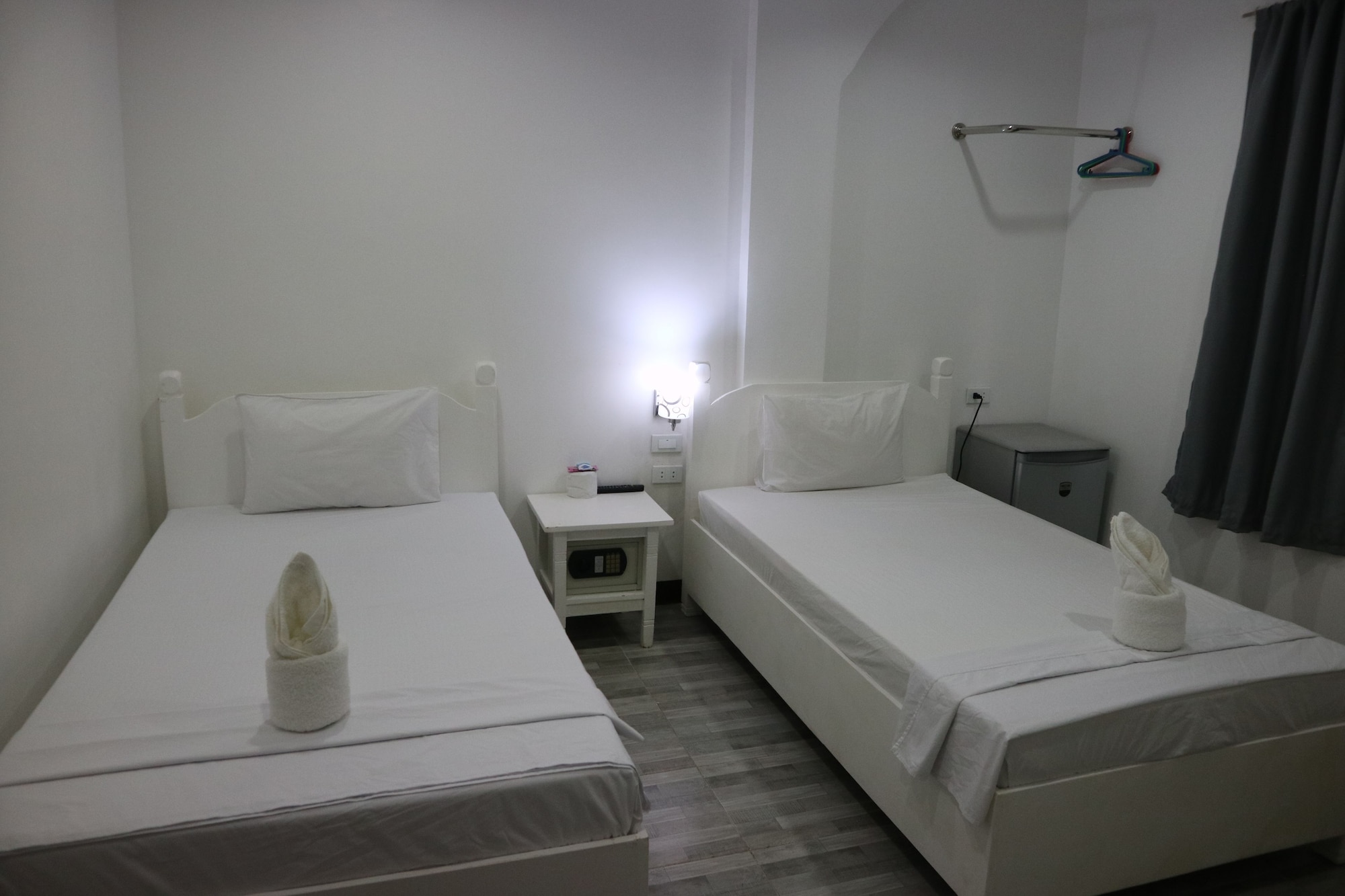 ROOM, TWIN BEDS