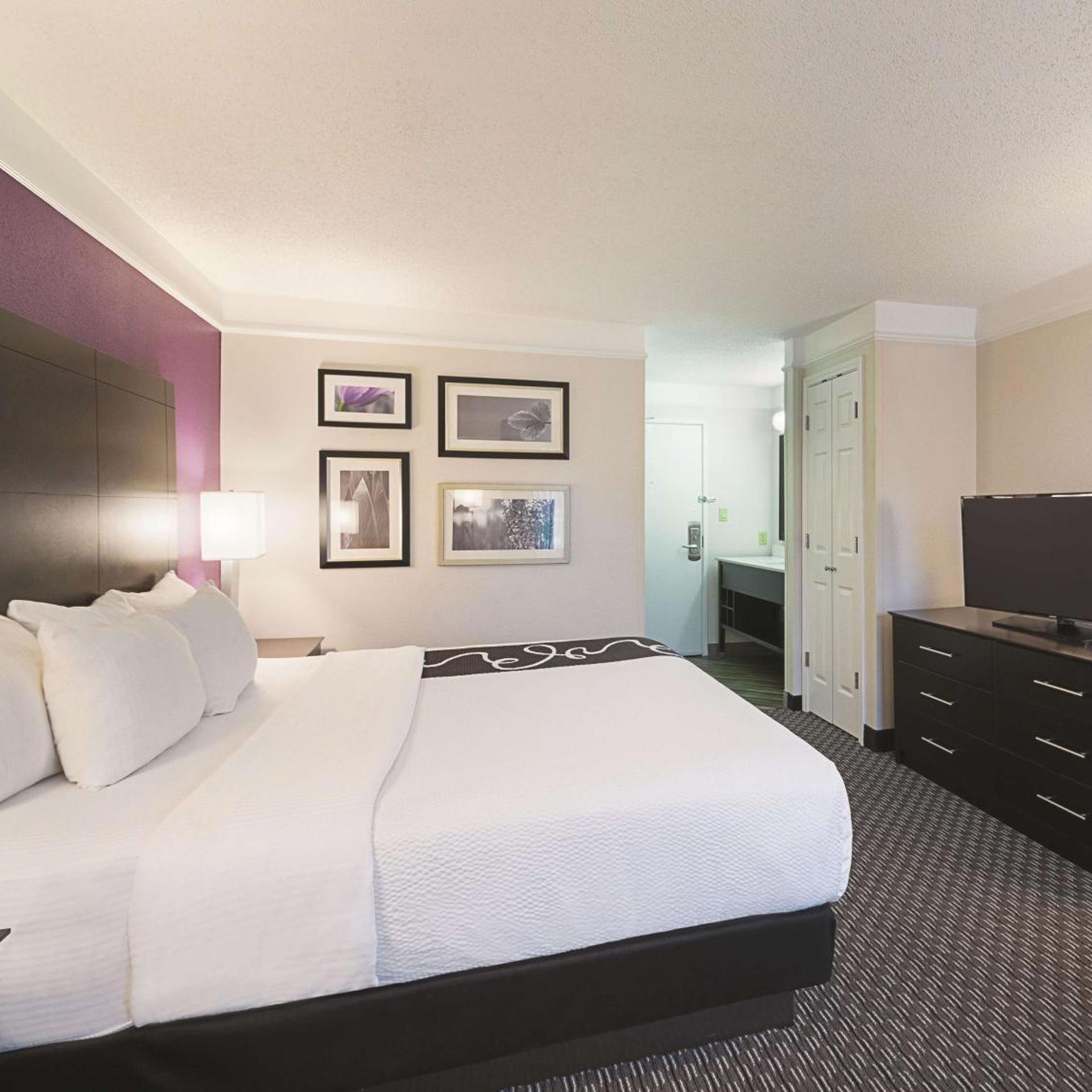 Efficiency, Deluxe, King Bed, Accessible