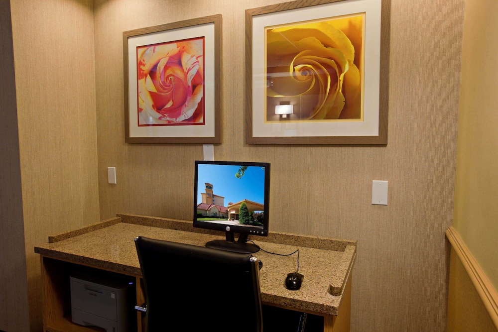 La Quinta Inn & Suites by Wyndham Greensboro NC 50/55
