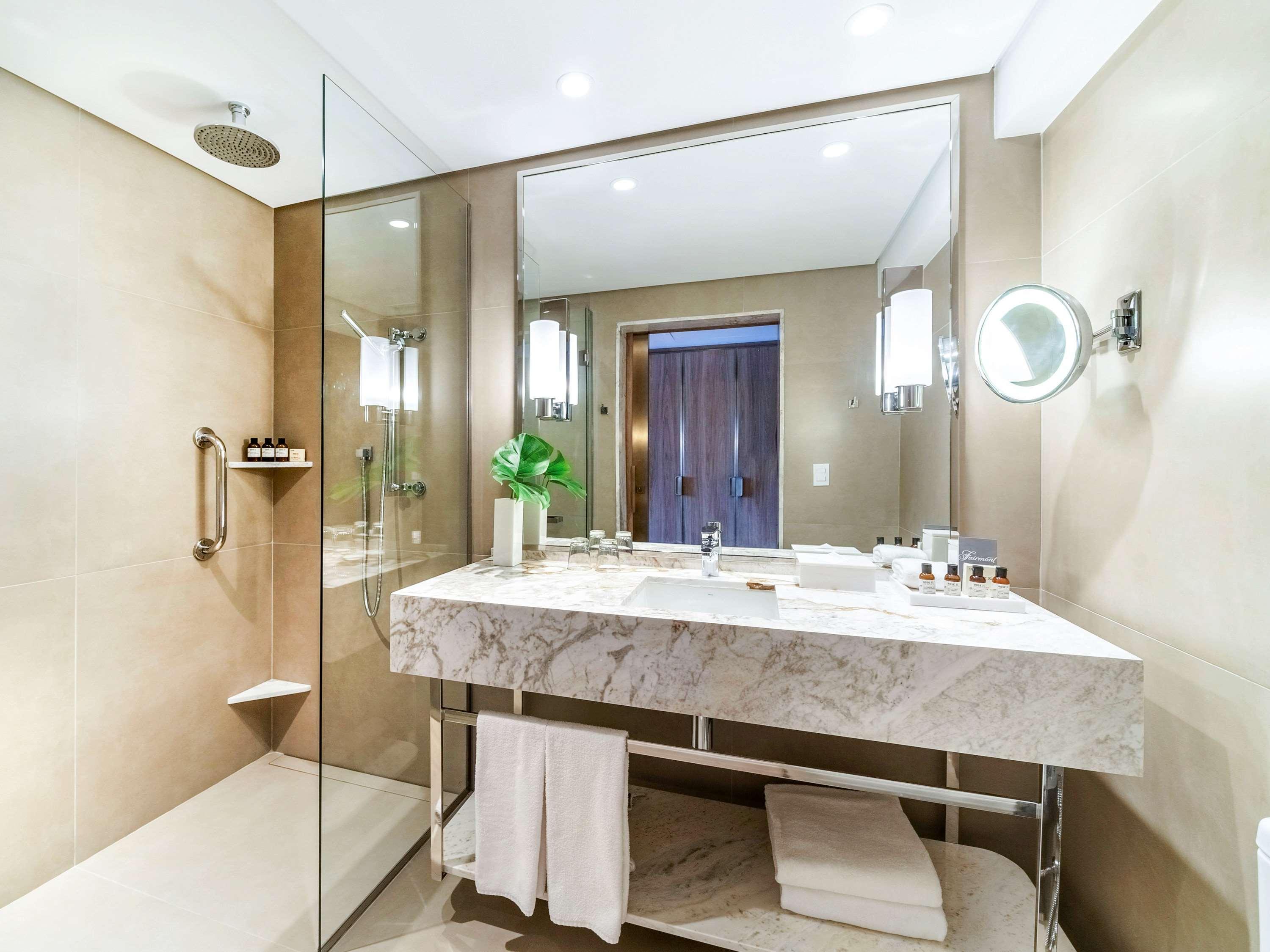 Fairmont Gold, Twin Beds, City View