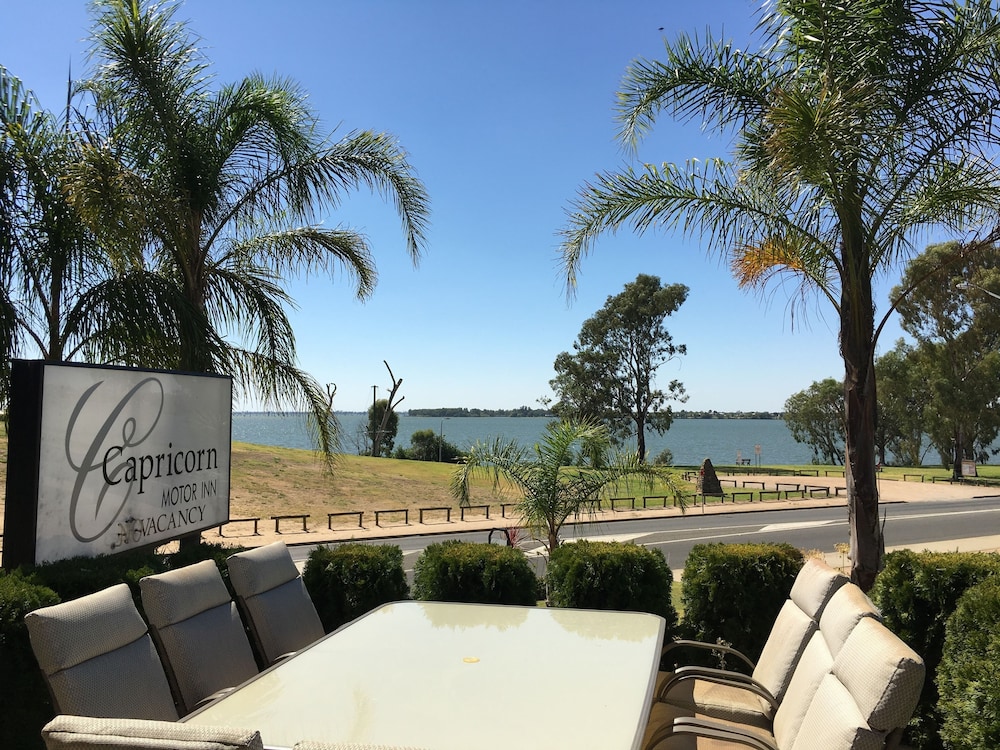 Capricorn Motor Inn 38/55