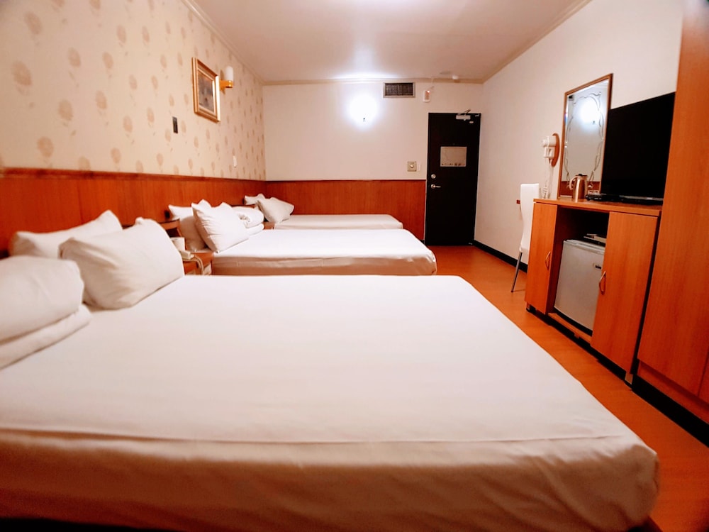 DELUXE, TRIPLE, MULTIPLE BEDS, HOT TUB