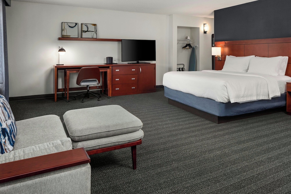 غرفة بسرير كينج مع أريكة، Courtyard By Marriott La Crosse 3/5