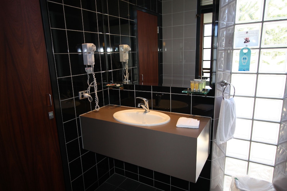 HIGHLANDER HOTEL 44/51