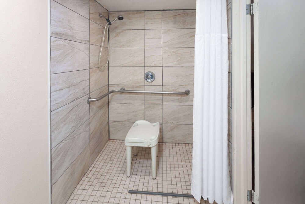 Travelodge by Wyndham Peoria 50/52